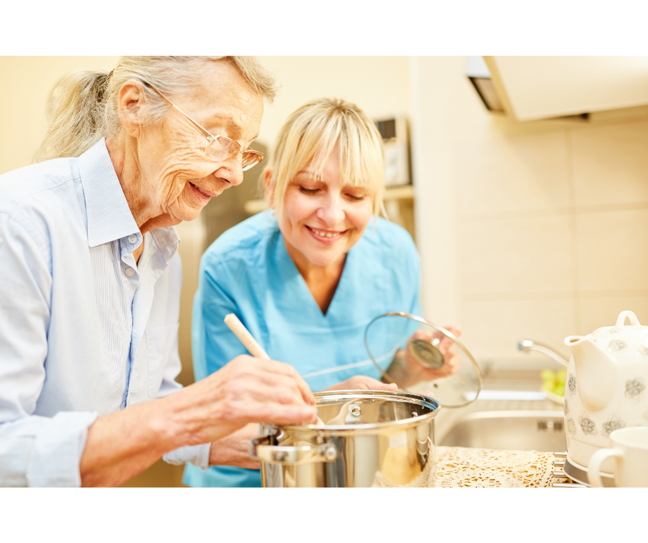 Seniorin kocht gemeinsam mit einer Betreuungskraft